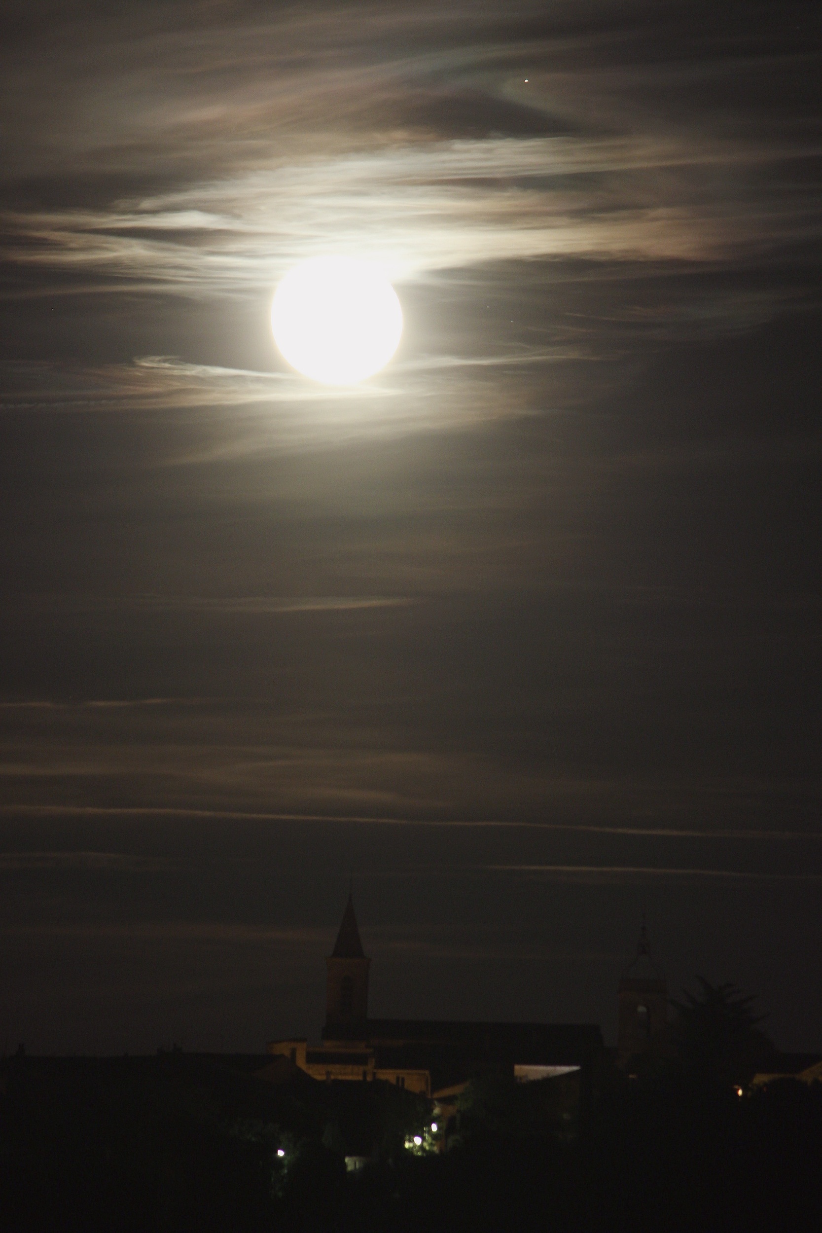 Argelliers + la lune du 15_11 + Aldébaran l'oeil du taureau.jpg