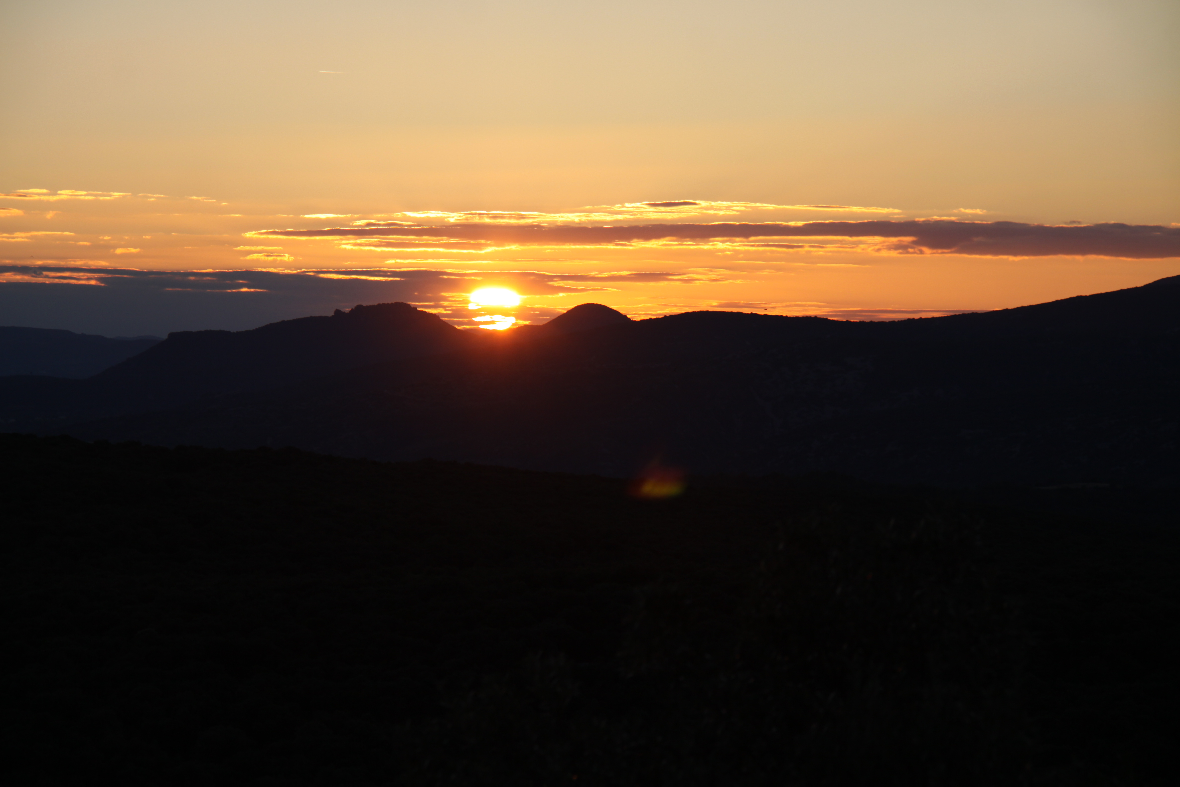 Un coucher de soleil en septembre sur le site d'Argelliers.