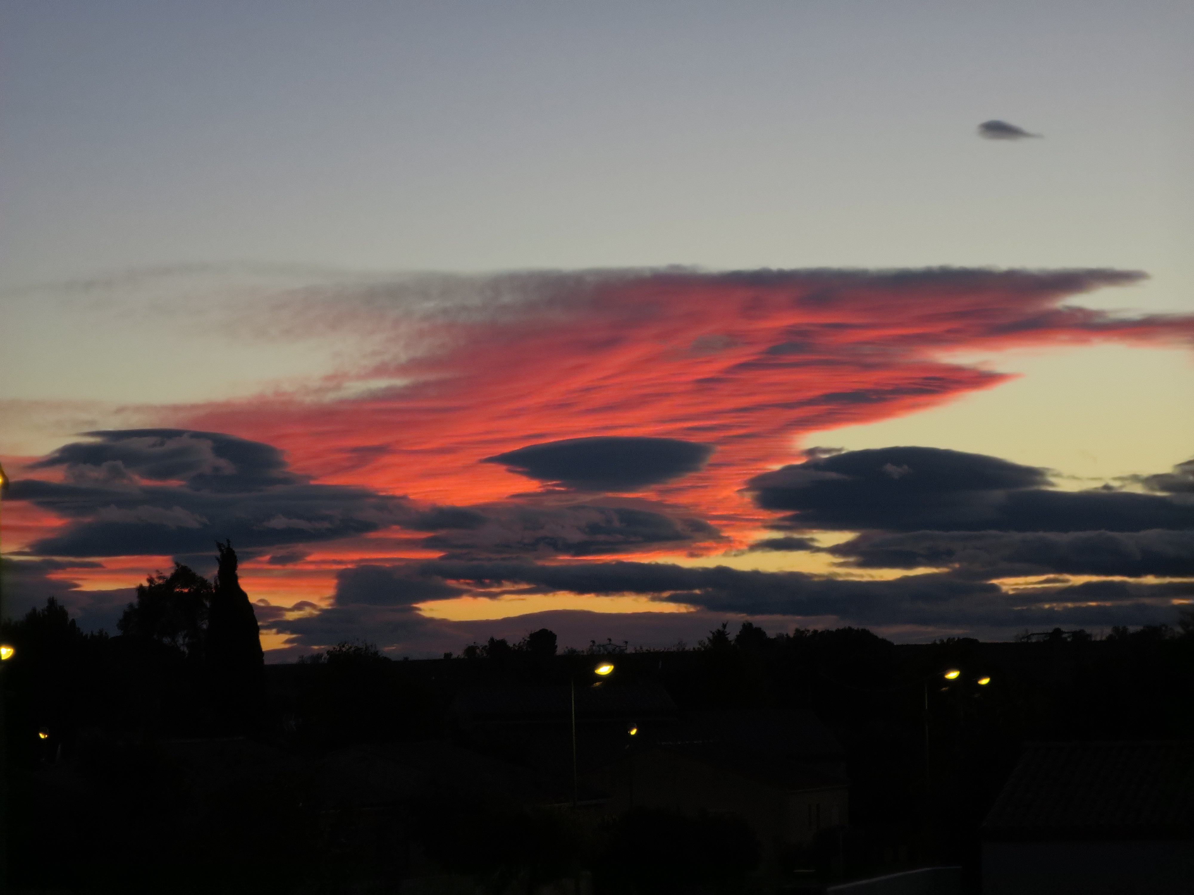 Lenticulaires ou pas? Photo prise à la maison à Mèze.